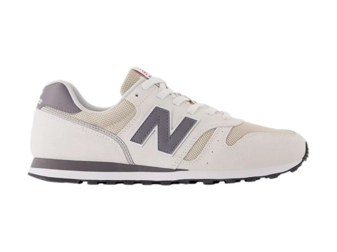 Tenis New Balance modelo 373 en color blanco sea salt con detalles en gris y suela blanca y gris.