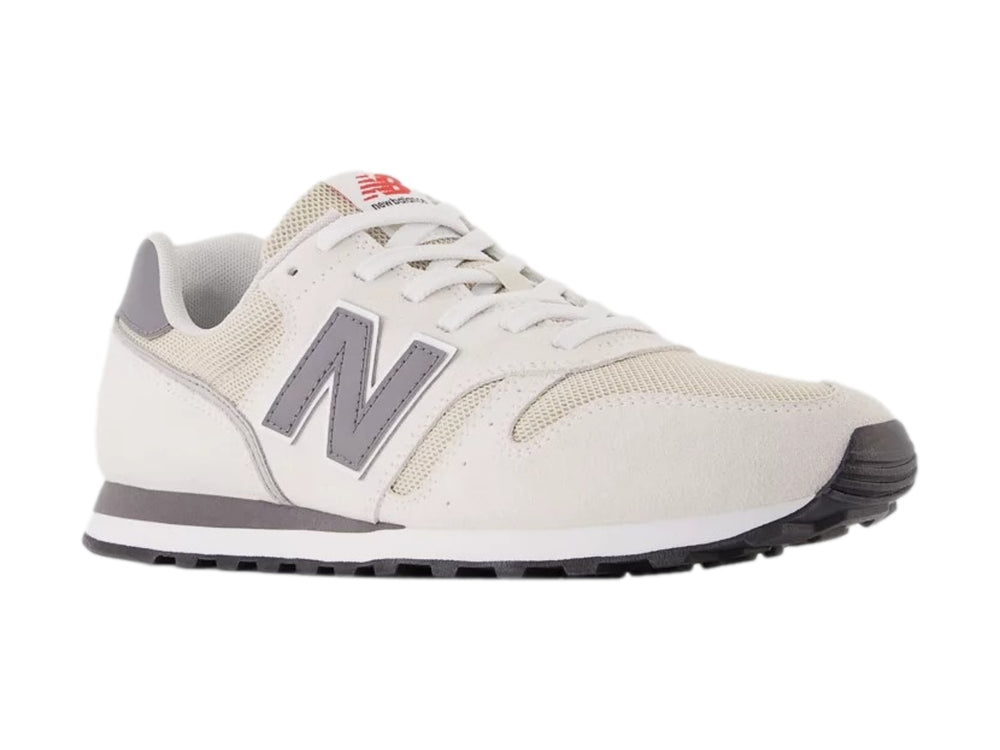 Tenis New Balance modelo 373 en color blanco sea salt con detalles en gris y suela blanca y gris.
