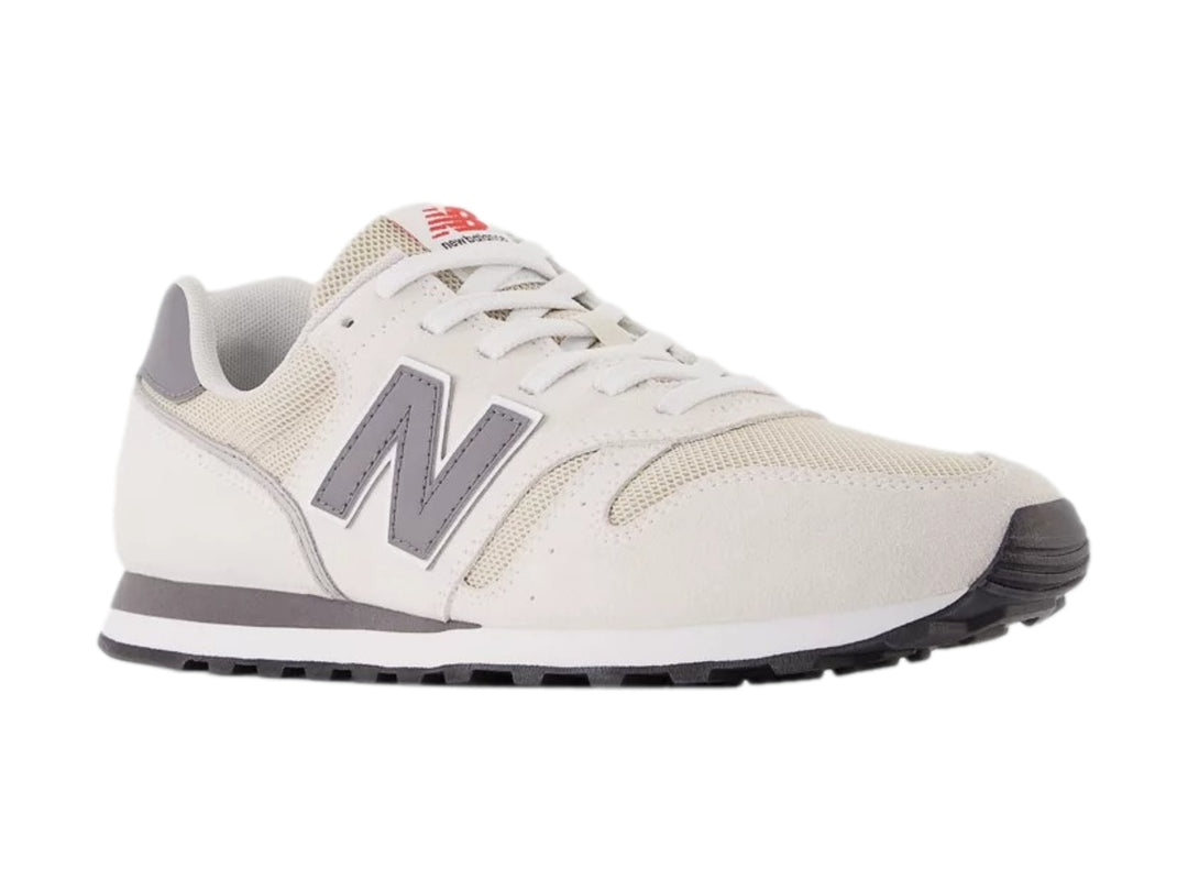 Tenis New Balance modelo 373 en color blanco sea salt con detalles en gris y suela blanca y gris.