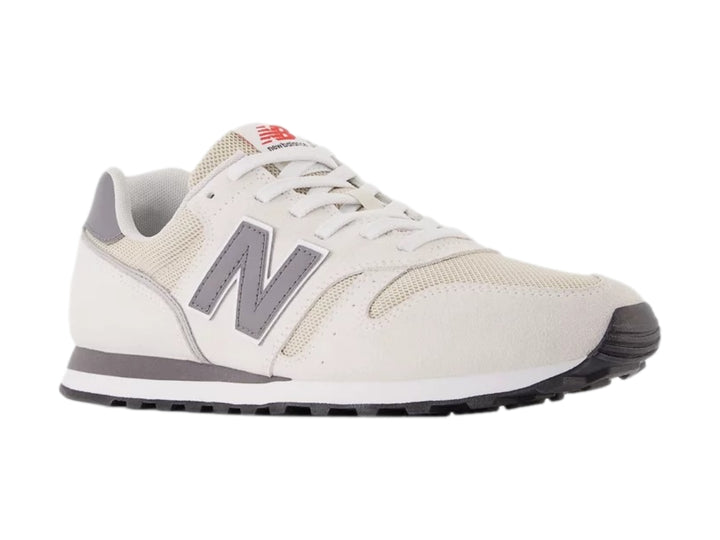 Tenis New Balance modelo 373 en color blanco sea salt con detalles en gris y suela blanca y gris.
