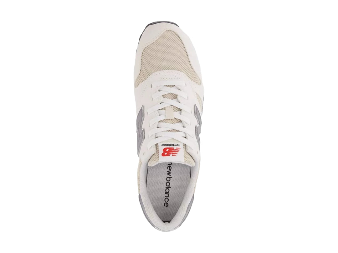 Tenis New Balance modelo 373 en color blanco sea salt con detalles en gris y suela blanca y gris.