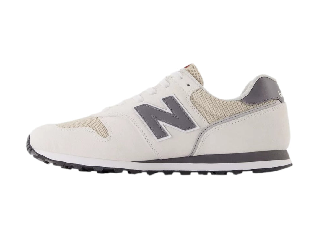 Tenis New Balance modelo 373 en color blanco sea salt con detalles en gris y suela blanca y gris.