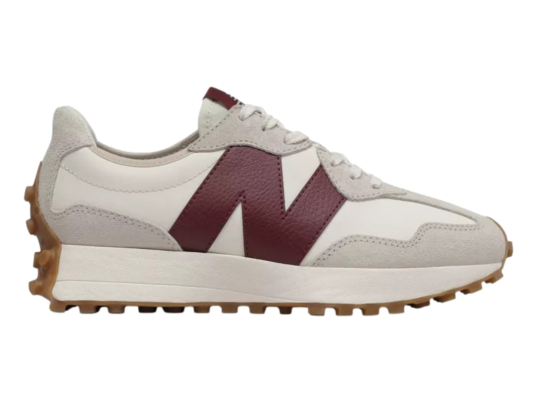 Tenis New Balance modelo 327 en color blanco y gris con el logo N en guinda y suela café dentada.