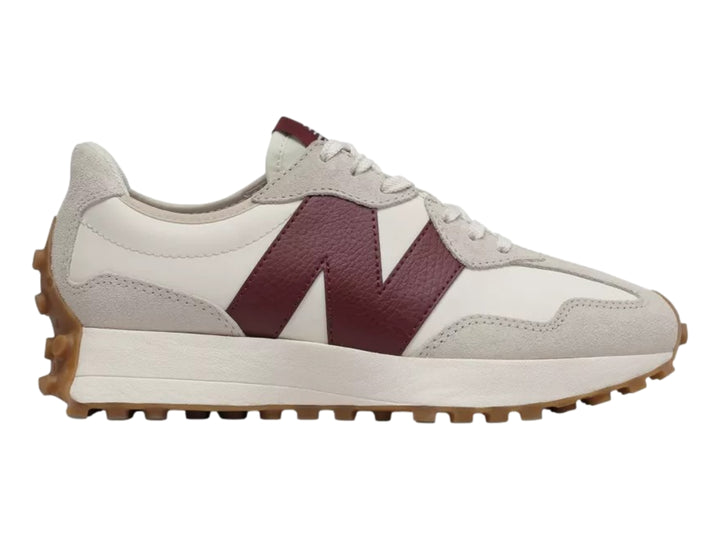 Tenis New Balance modelo 327 en color blanco y gris con el logo N en guinda y suela café dentada.