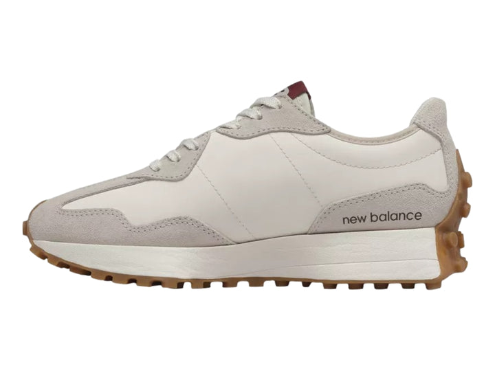 Tenis New Balance modelo 327 en color blanco y gris con el logo N en guinda y suela café dentada.