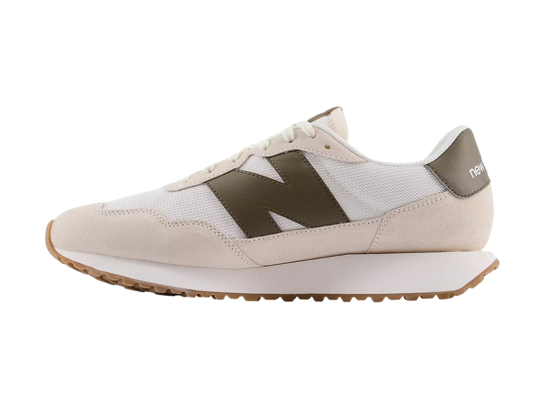 Tenis New Balance modelo 237 en color blanco sea salt con detalles en marrón y suela blanca.