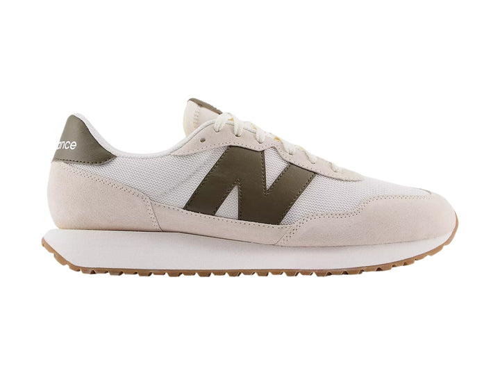 Tenis New Balance color blanco crema con detalles en gamuza y suela color caramelo.