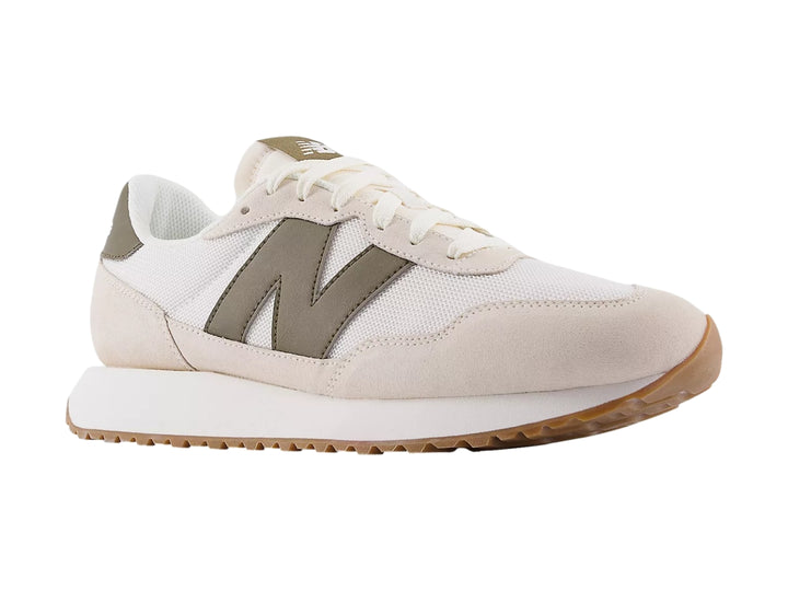 Tenis New Balance color blanco crema con detalles en gamuza y suela color caramelo.