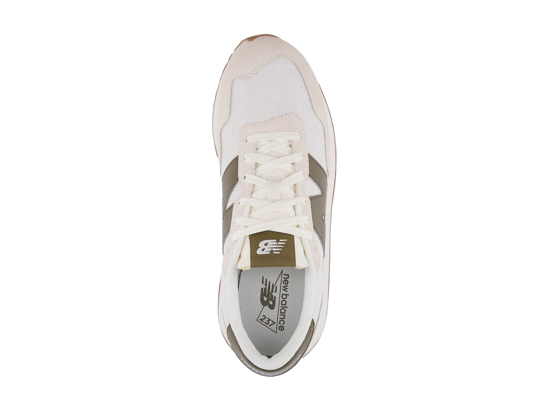 Tenis New Balance color blanco crema con detalles en gamuza y suela color caramelo.