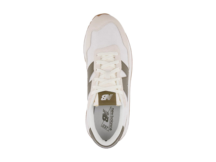 Tenis New Balance color blanco crema con detalles en gamuza y suela color caramelo.