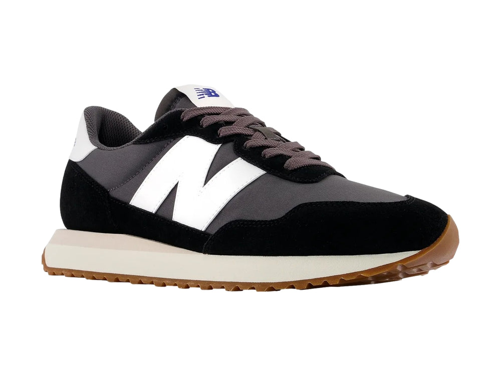 Tenis New Balance modelo 237 color negro con suela blanca y base marrón.