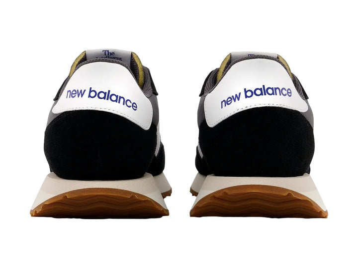 Tenis New Balance modelo 237 color negro con suela blanca y base marrón.