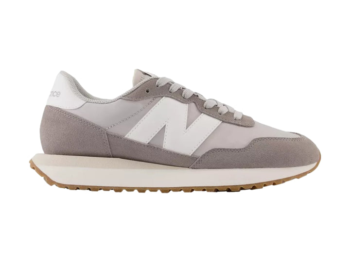 Tenis New Balance modelo 237 en color gris marblehead con suela blanca y café.