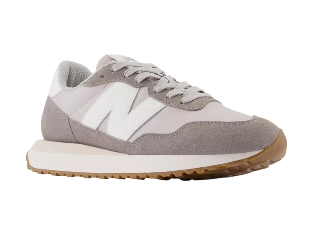 Tenis New Balance modelo 237 en color gris marblehead con suela blanca y café.