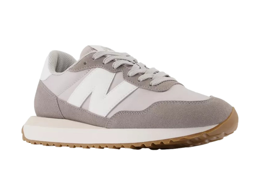 Tenis New Balance modelo 237 en color gris marblehead con suela blanca y café.