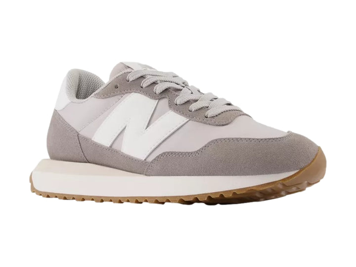 Tenis New Balance modelo 237 en color gris marblehead con suela blanca y café.