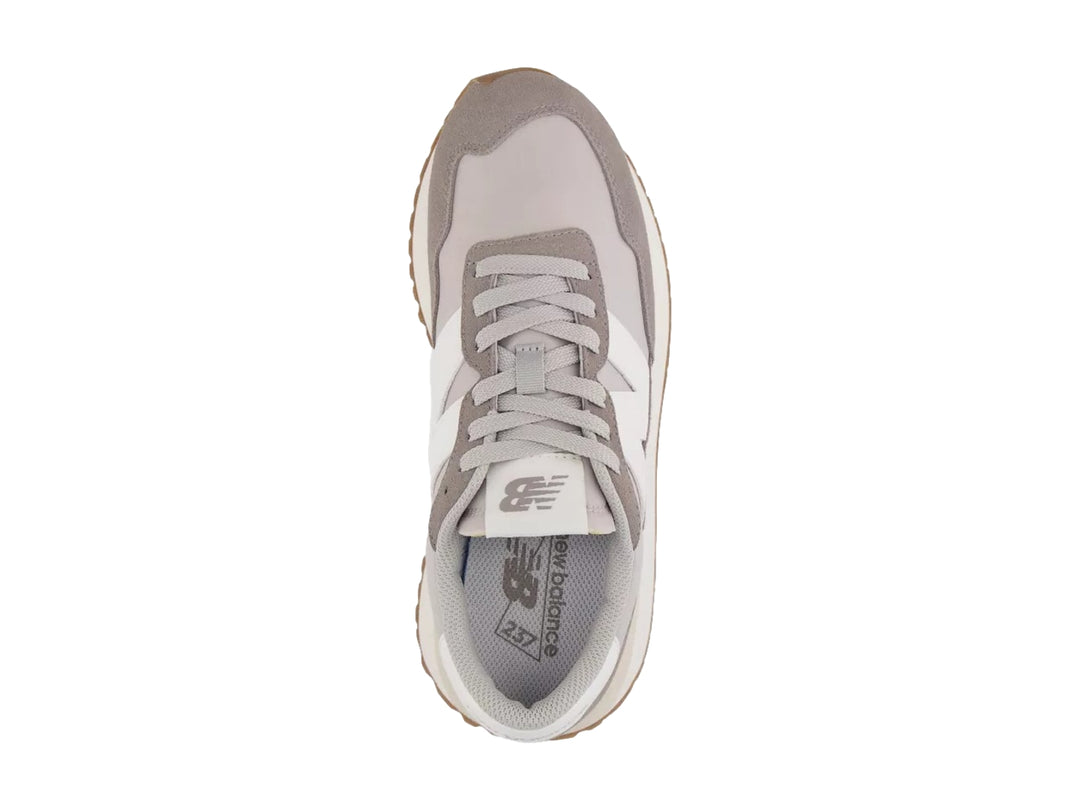 Tenis New Balance modelo 237 en color gris marblehead con suela blanca y café.