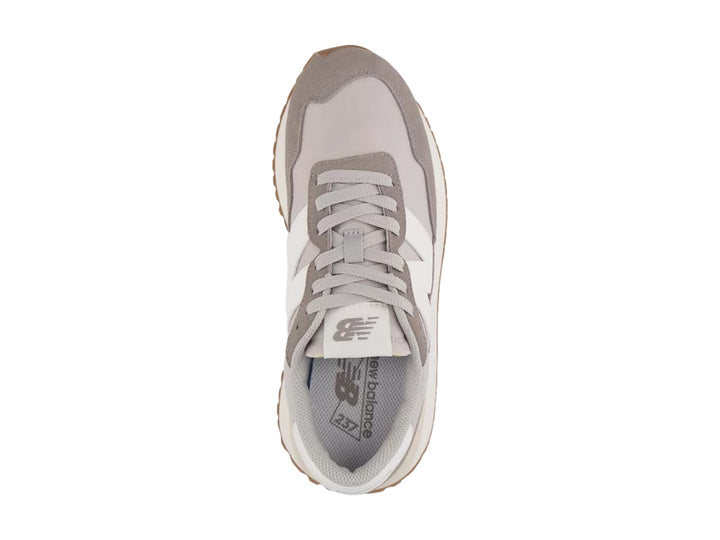 Tenis New Balance modelo 237 en color gris marblehead con suela blanca y café.