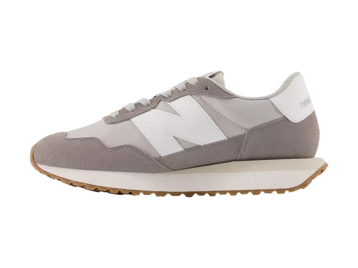 Tenis New Balance modelo 237 en color gris marblehead con suela blanca y café.