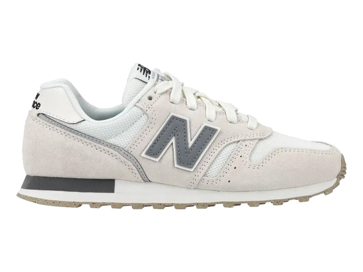 Tenis New Balance color lino con detalles en gris y blanco, vista lateral.