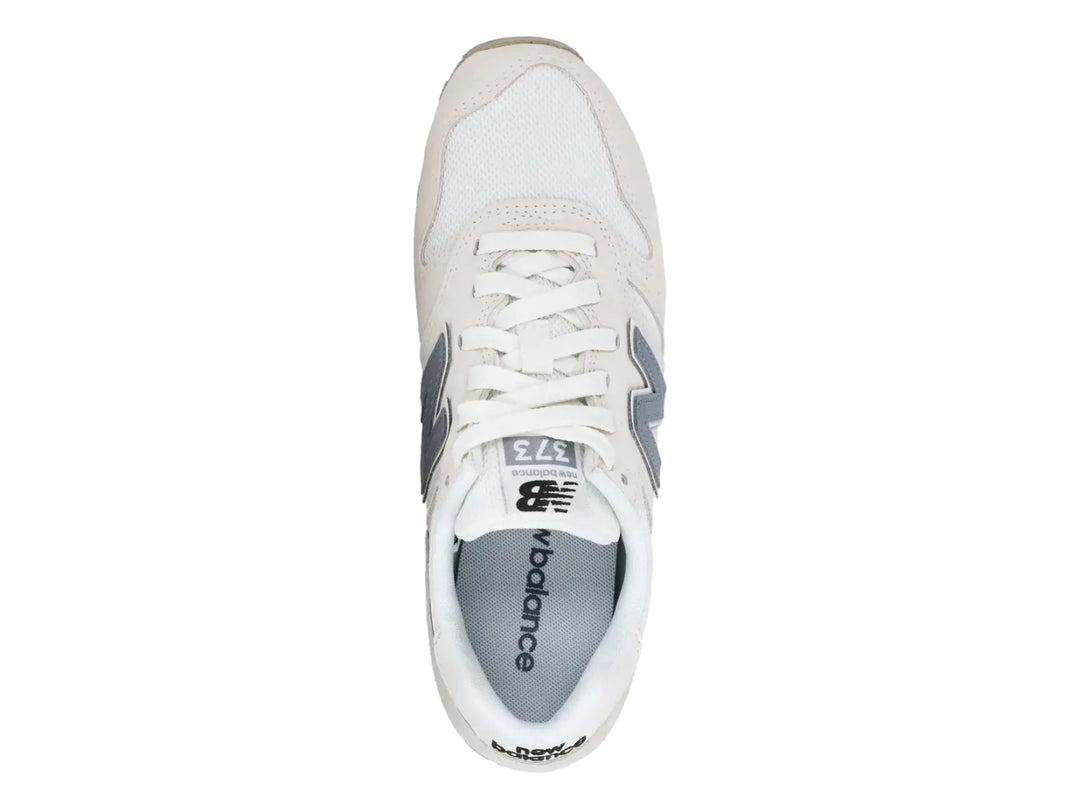 Tenis New Balance color lino con detalles en gris y blanco, vista lateral.