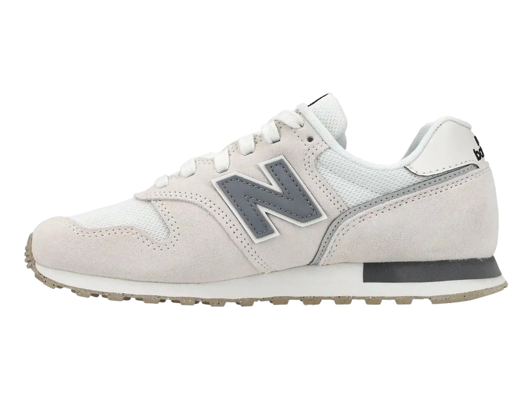 Tenis New Balance color lino con detalles en gris y blanco, vista lateral.