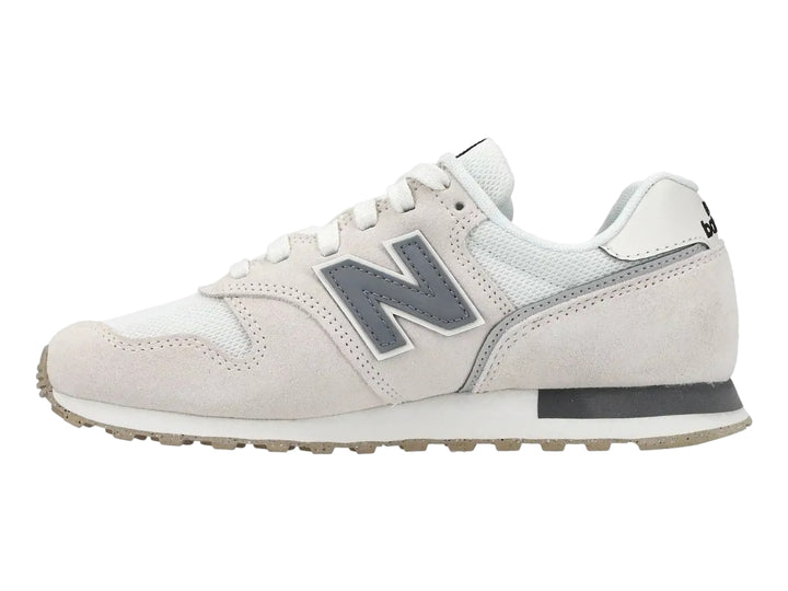 Tenis New Balance color lino con detalles en gris y blanco, vista lateral.