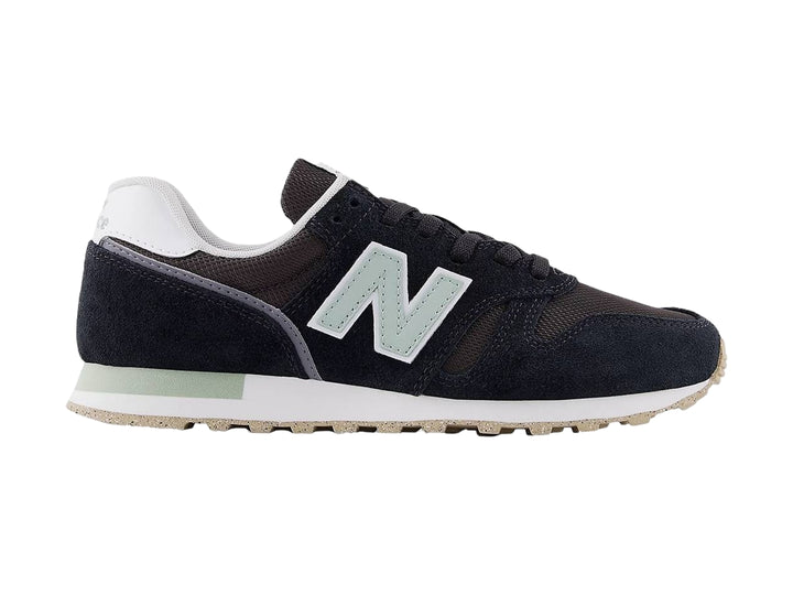 Tenis New Balance modelo 373 en color negro con detalles en blanco y gris, vista lateral.