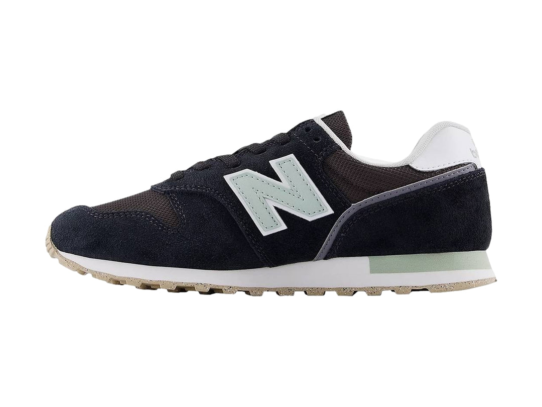 Tenis New Balance modelo 373 en color negro con detalles en blanco y gris, vista lateral.