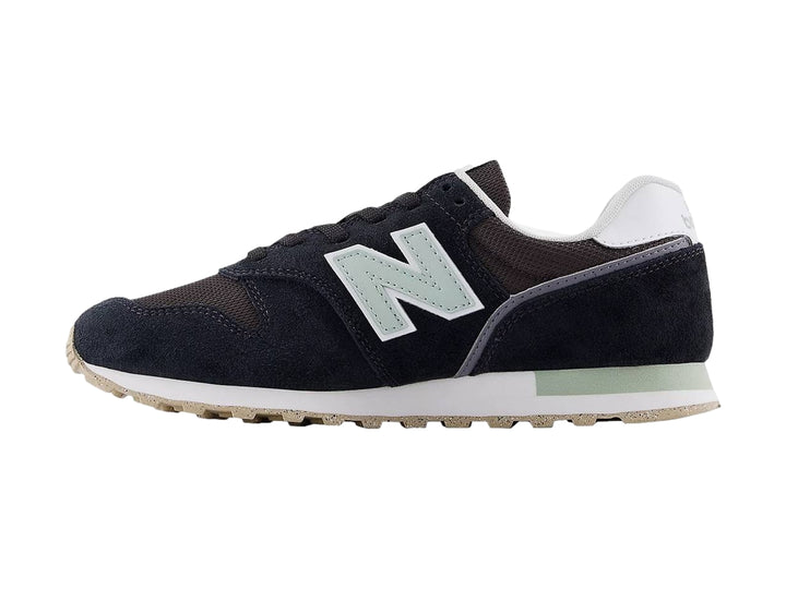 Tenis New Balance modelo 373 en color negro con detalles en blanco y gris, vista lateral.