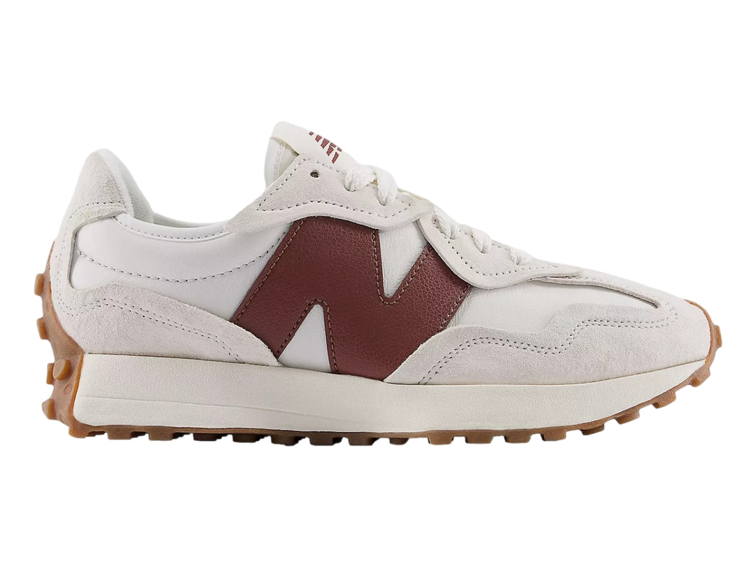 Tenis New Balance modelo 327 en color lino con detalles en marrón y suela dentada.