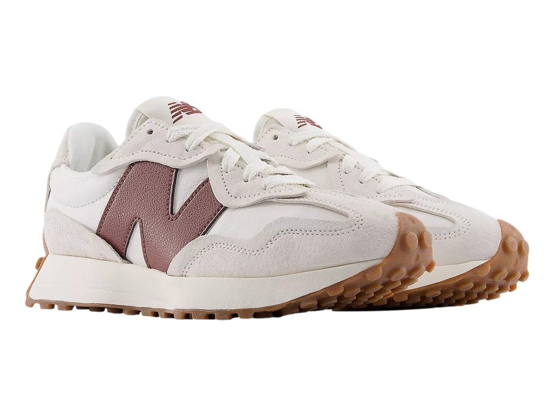 Tenis New Balance modelo 327 en color lino con detalles en marrón y suela dentada.