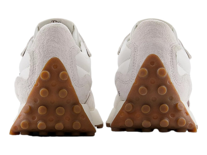 Tenis New Balance modelo 327 en color lino con detalles en marrón y suela dentada.