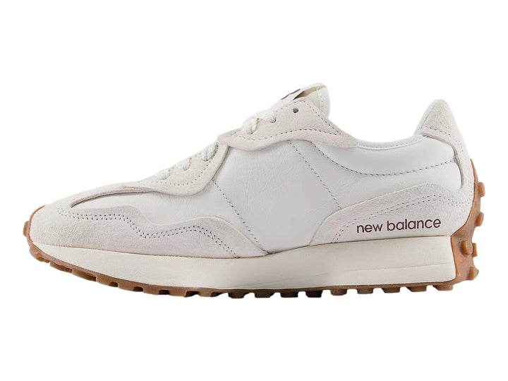 Tenis New Balance modelo 327 en color lino con detalles en marrón y suela dentada.