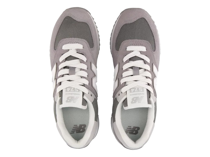 Tenis New Balance modelo 574 en color gris con suela de plataforma blanca y detalles en malla.