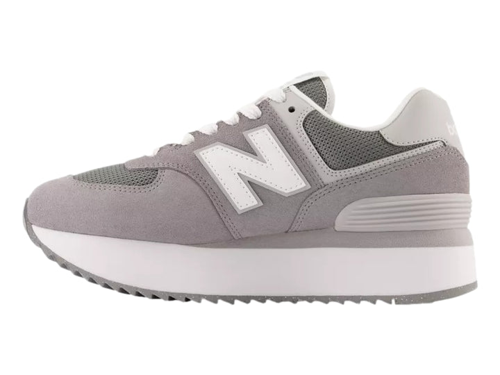 Tenis New Balance modelo 574 en color gris con suela de plataforma blanca y detalles en malla.