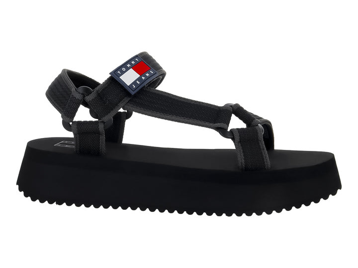 Sandalia negra de plataforma con correas y suela dentada de la marca Tommy Jeans.