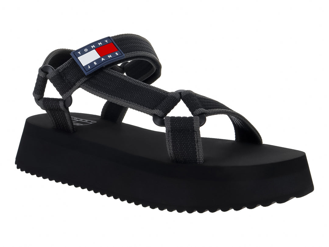 Sandalia negra de plataforma con correas y suela dentada de la marca Tommy Jeans.