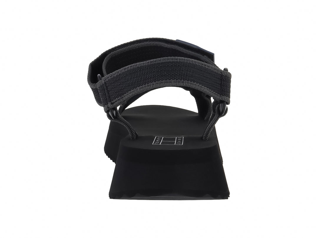Sandalia negra de plataforma con correas y suela dentada de la marca Tommy Jeans.