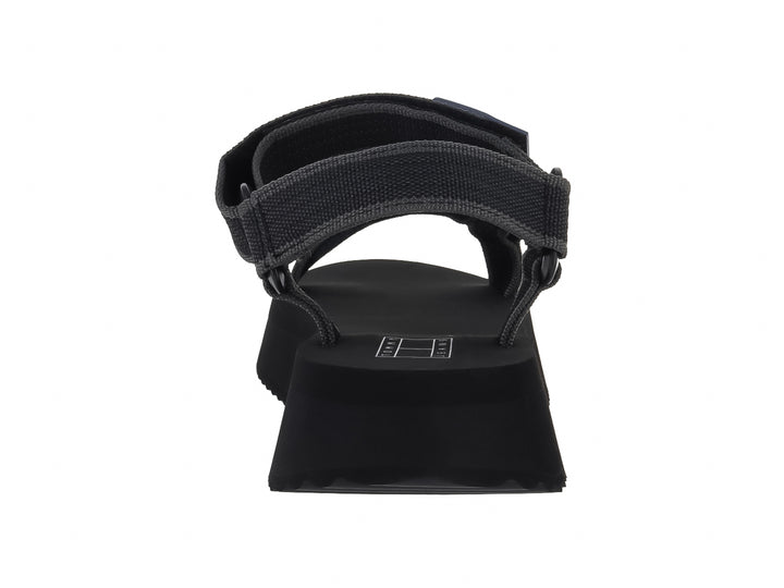 Sandalia negra de plataforma con correas y suela dentada de la marca Tommy Jeans.