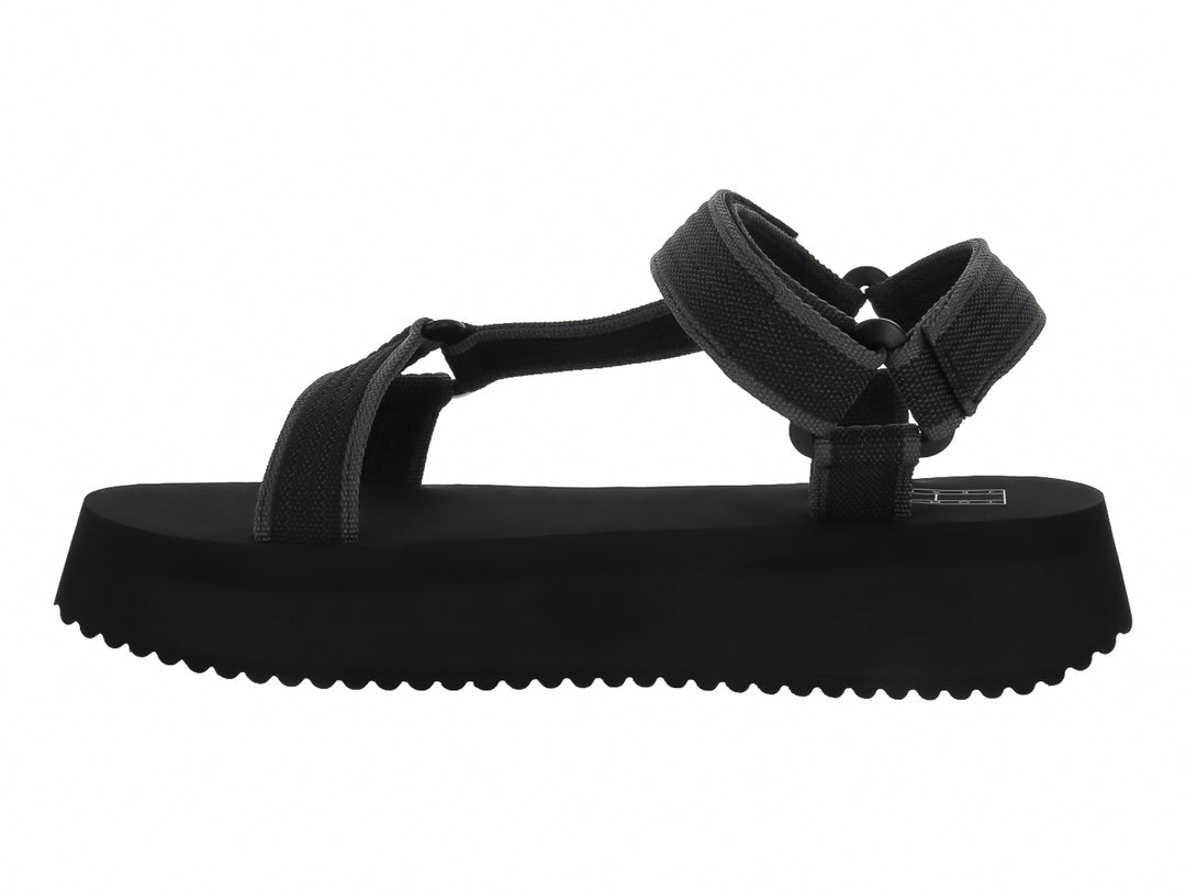 Sandalia negra de plataforma con correas y suela dentada de la marca Tommy Jeans.
