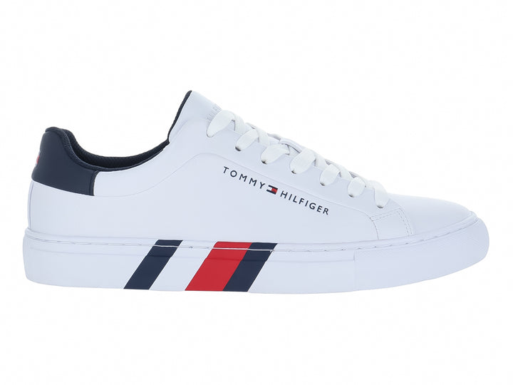 Tenis blancos Tommy Hilfiger con detalles en azul marino y rojo en el talón y la suela.