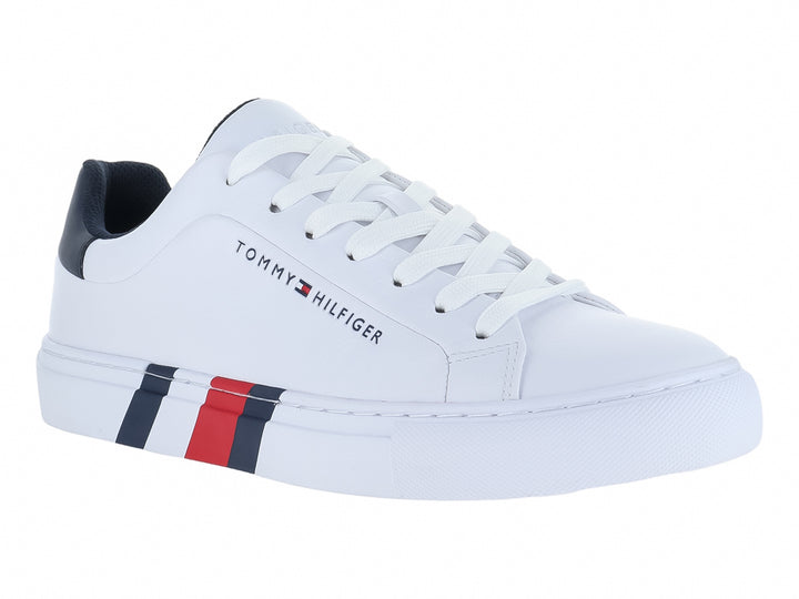 Tenis blancos Tommy Hilfiger con detalles en azul marino y rojo en el talón y la suela.