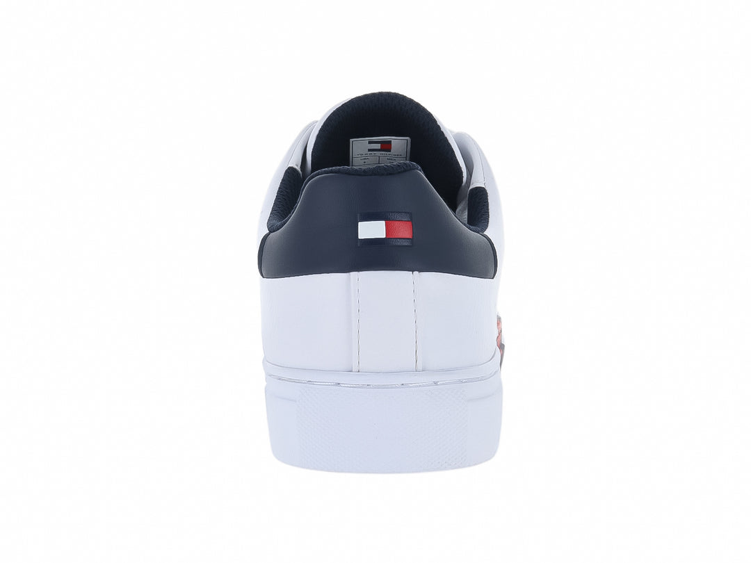 Tenis blancos Tommy Hilfiger con detalles en azul marino y rojo en el talón y la suela.