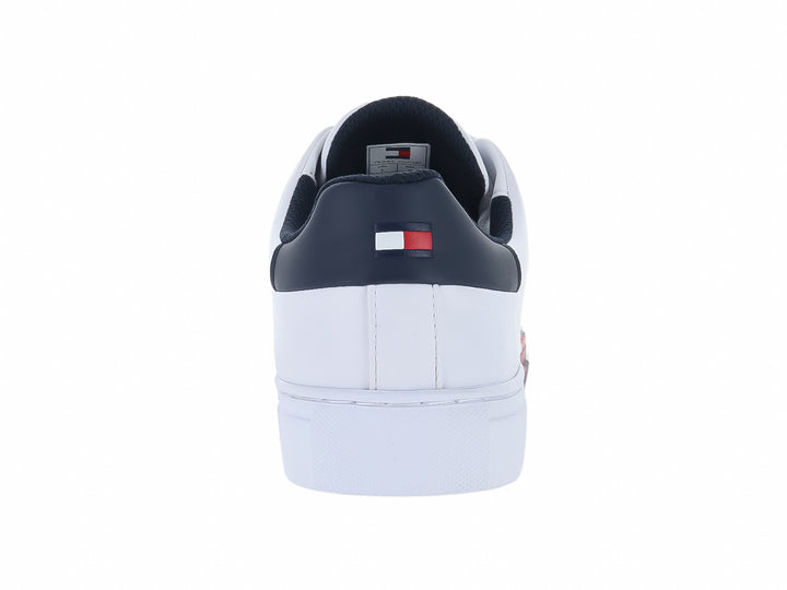 Tenis blancos Tommy Hilfiger con detalles en azul marino y rojo en el talón y la suela.
