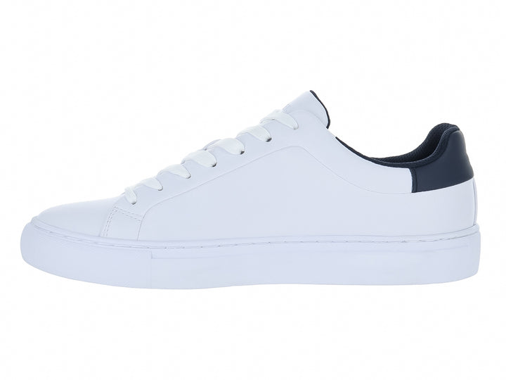 Tenis blancos Tommy Hilfiger con detalles en azul marino y rojo en el talón y la suela.