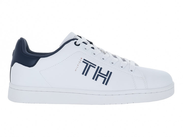 Tenis Tommy Hilfiger color blanco con detalles y letras TH en azul marino, diseño casual deportivo.