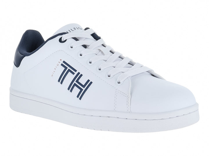 Tenis Tommy Hilfiger color blanco con detalles y letras TH en azul marino, diseño casual deportivo.