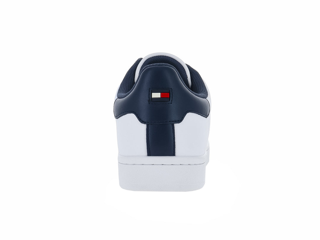 Tenis Tommy Hilfiger color blanco con detalles y letras TH en azul marino, diseño casual deportivo.