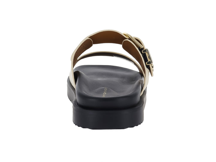 Sandalia mule Tommy Hilfiger de cuero con suela negra gruesa y correas blancas con hebilla dorada.